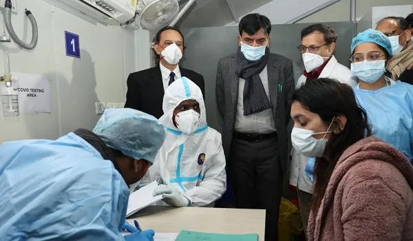 मनसुख मांडविया ने सफदरजंग अस्पताल में कोविड से निपटने की मॉक ड्रिल का किया निरीक्षण