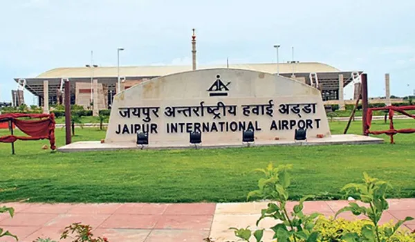 जयपुर एयरपोर्ट पर बड़ा हादसा टला, वायुसेना का विमान एयरपोर्ट पर पोल से टकराया