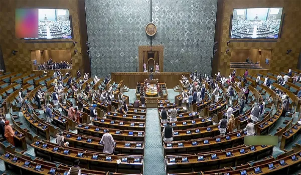 Parliament: संसद में विपक्ष का जमकर हंगामा, अधीर रंजन चौधरी समेत 33 सांसद किए गए निलंबित