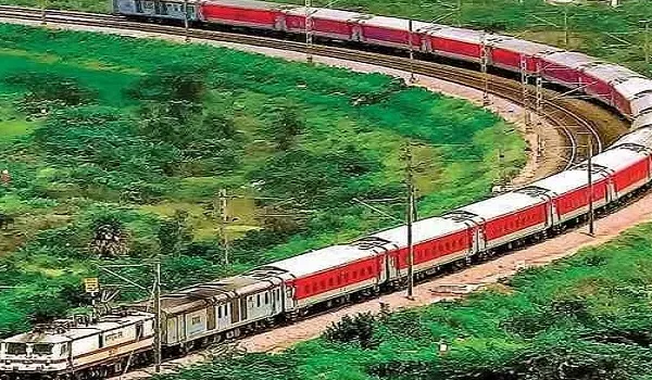 जयपुर एक्सप्रेस ट्रेन में लूट की वारदात, करीब दो दर्जन से अधिक लुटेरों ने ट्रेन यात्रियों से की लूटपाट