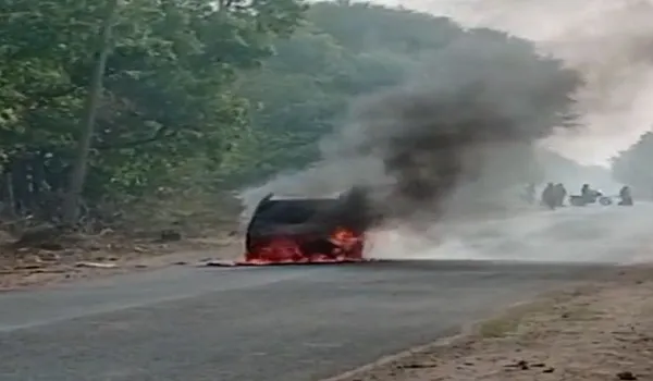 Ajmer News: सरपट दौड़ती कार बनी आग का गोला, चालक ने भागकर बचाई अपनी जान